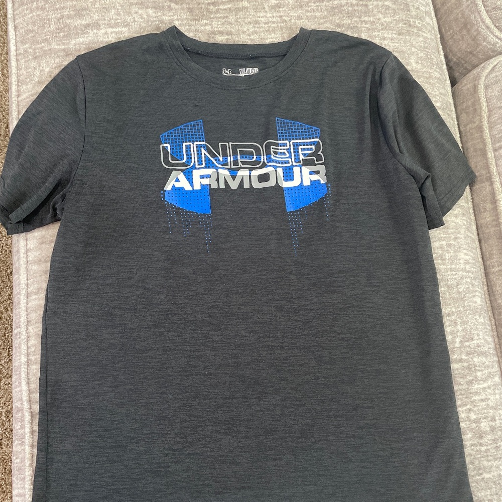 Black under armour tshirt